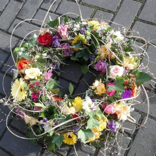 Blumenkranz mit vielen bunten Blüten in harmonischem Zusammenspiel
