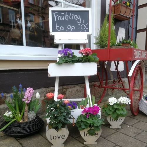 Begrüßungsschild vor dem Laden